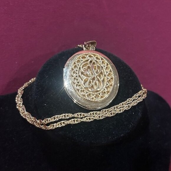 ORNATE GOLD TONE Oval Photo Locket NECKLACE - Picture 1 of 9